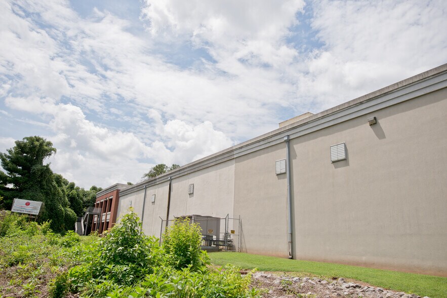 More Photos Of 745 College Dr, Dalton Manufacturing For Lease