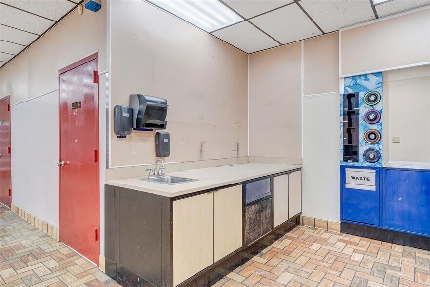 More Photos Of 1000 Electric Rd, Salem Convenience Store For Sale
