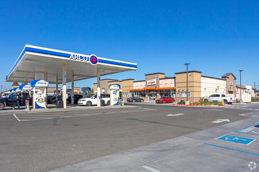 More Photos Of 825 N Willow Ave, Clovis Service Station For Lease