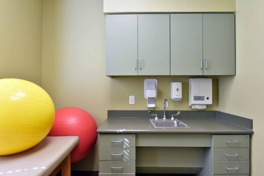 More Photos Of 354 E Washington Ave, Ashburn Healthcare For Sale