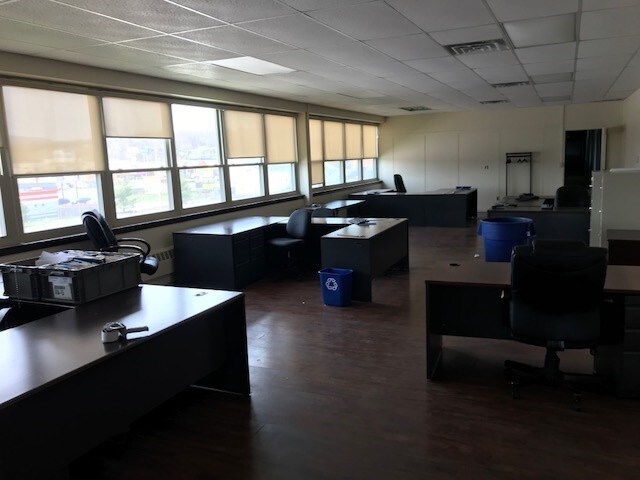 More Photos Of 3121 Pleasant Valley Blvd, Altoona Light Distribution For Lease