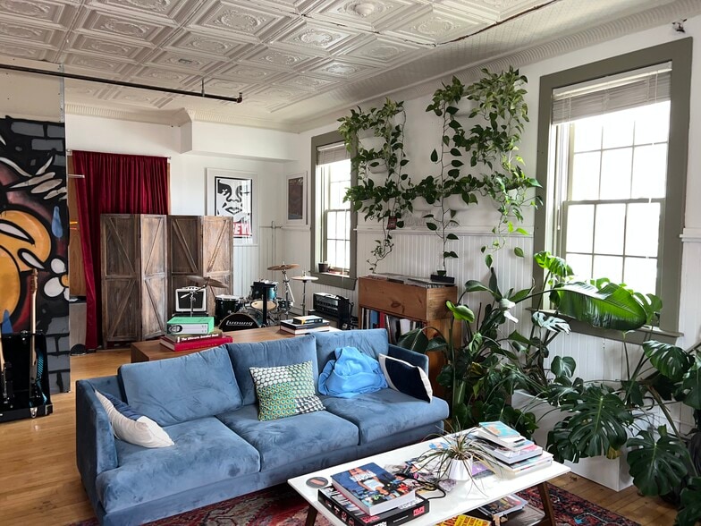 More Photos Of 28 Market St, Warren Theater Concert Hall For Sale