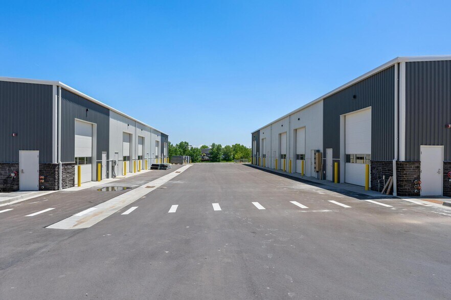 More Photos Of 1107 Southgate, Windsor Manufacturing For Lease