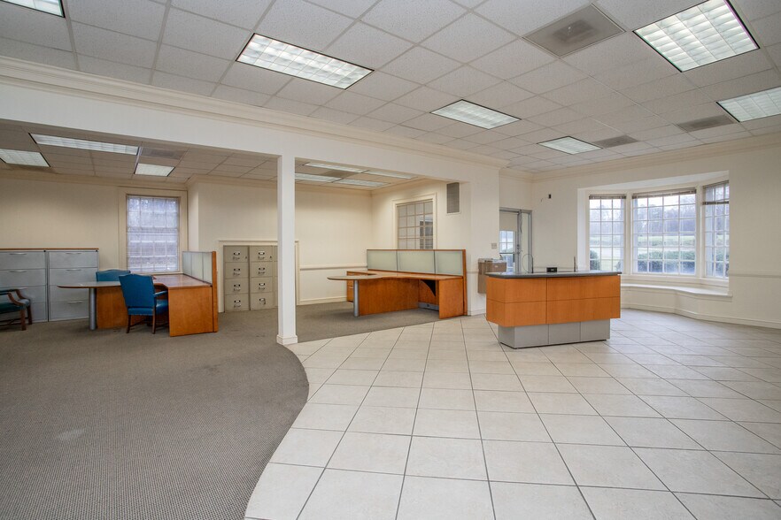 More Photos Of 3651 Greensboro Rd, Ridgeway Bank For Lease