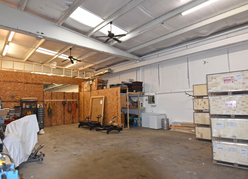More Photos Of 300 Eddy Ct, Franklin Warehouse For Lease