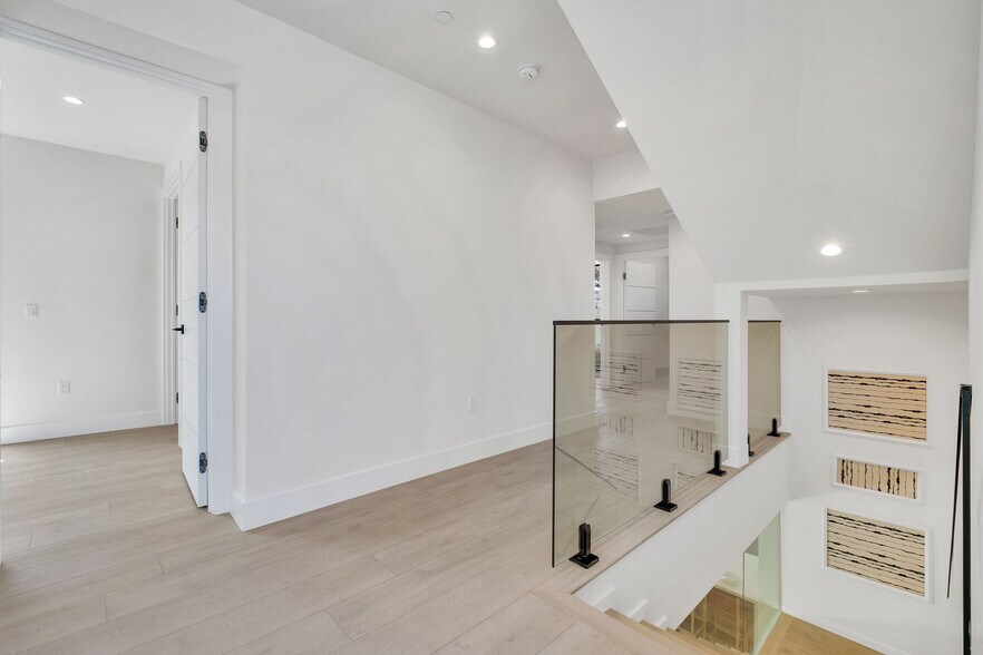 More Photos Of 337 6th Ave, Venice Apartments For Sale