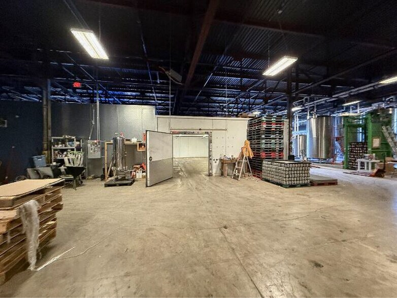 More Photos Of 2000 S Presa St, San Antonio Flex For Sale