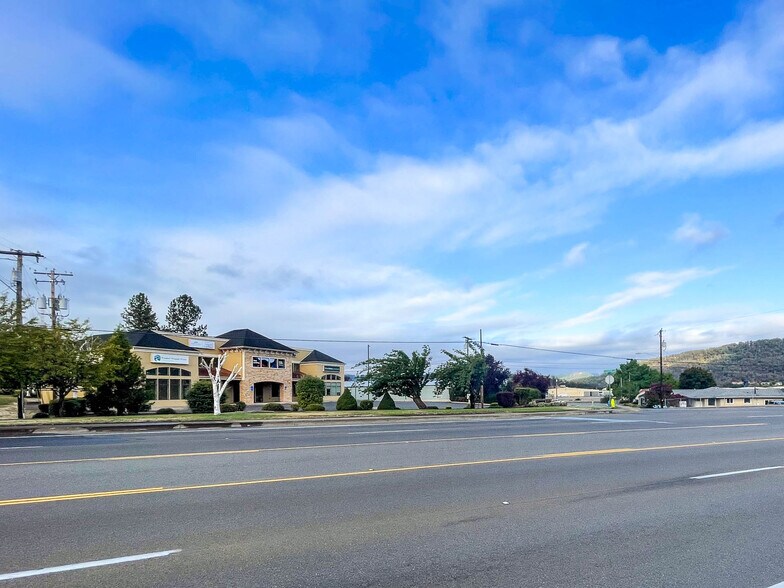 More Photos Of 2198 NE Stephens St, Roseburg Medical For Sale