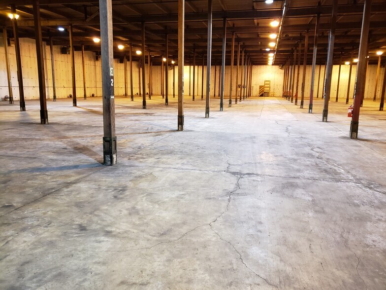 More Photos Of 100 Washington St, Fox Lake Warehouse For Lease