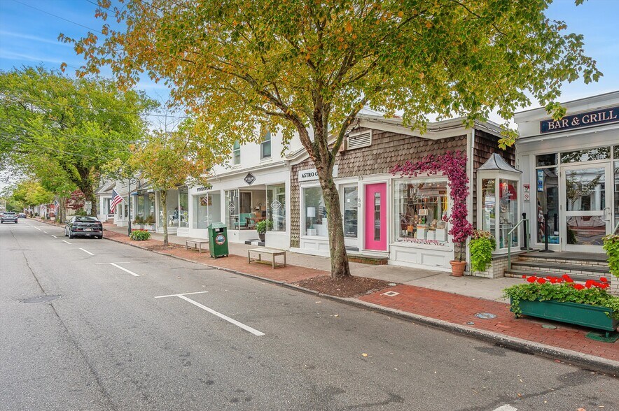 More Photos Of 60 Jobs Ln, Southampton Storefront For Lease