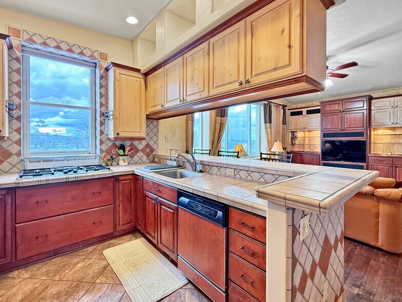 More Photos Of 63026 Powell Butte Hwy, Bend Airplane Hangar For Sale