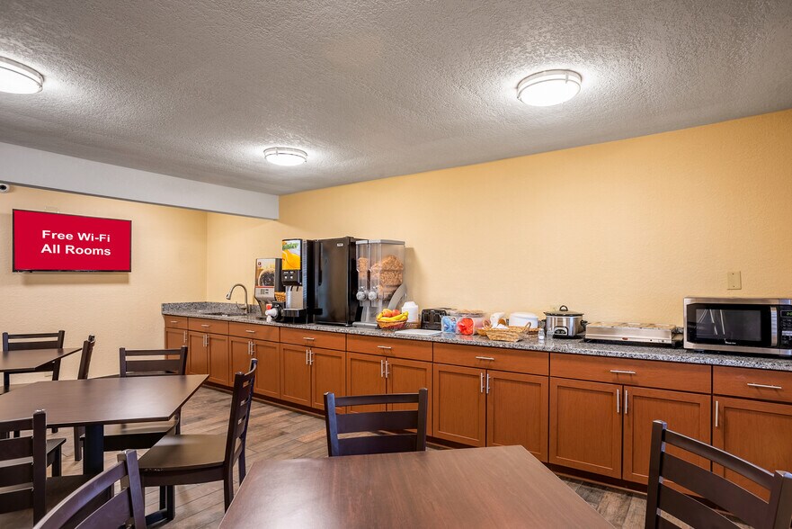 More Photos Of 5020 NE 14th St, Des Moines Hotel For Sale