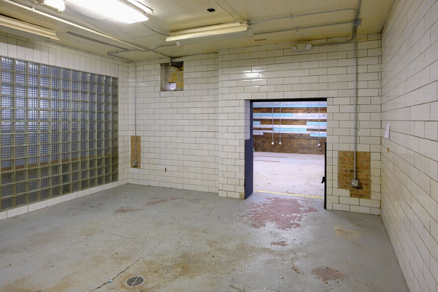 More Photos Of 408 W Main St, Benton Harbor Freestanding For Lease