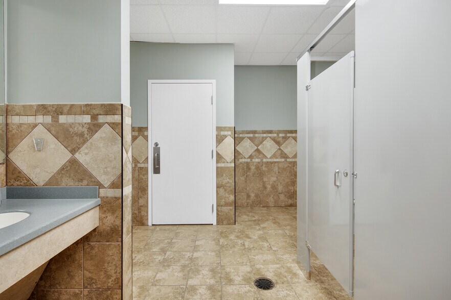 More Photos Of 230 Donaldson St, Fayetteville Office For Lease