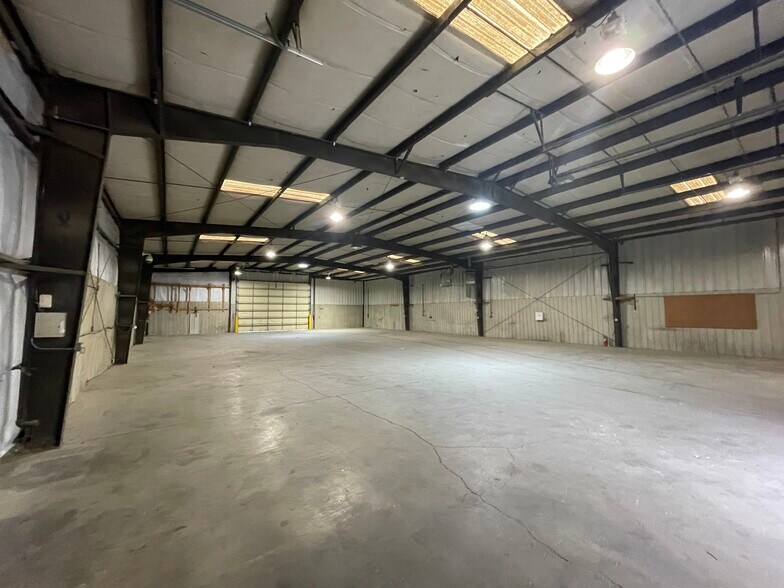 More Photos Of 2751 E Apache St, Tulsa Manufacturing For Lease