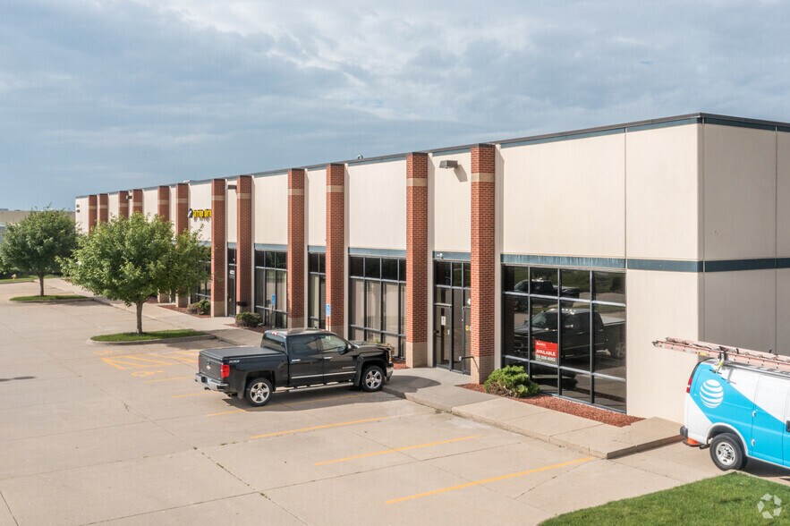 More Photos Of 4154-4180 NW Urbandale Dr, Urbandale Light Manufacturing For Lease