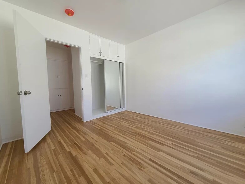 More Photos Of 5846-5852 1/2 Woodman Ave, Van Nuys Apartments For Sale