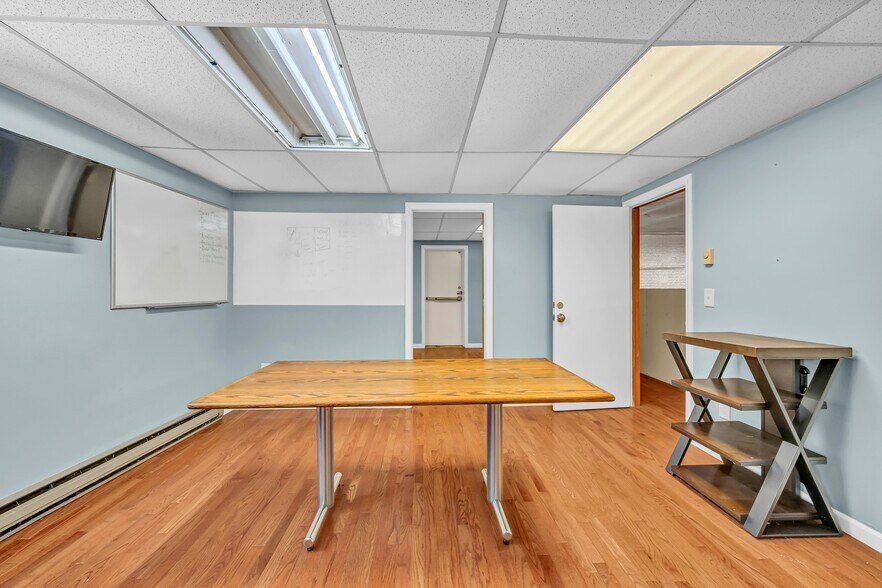 More Photos Of 2391 S Main St, Waterbury Showroom For Sale