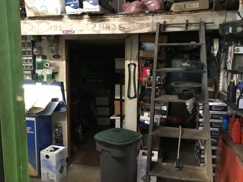 More Photos Of 133 Courthouse Ln, Bowling Green Auto Repair For Sale