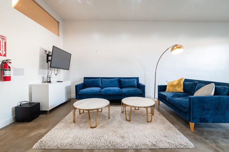 More Photos Of 5655 E Beverly Blvd, Los Angeles General Retail For Lease