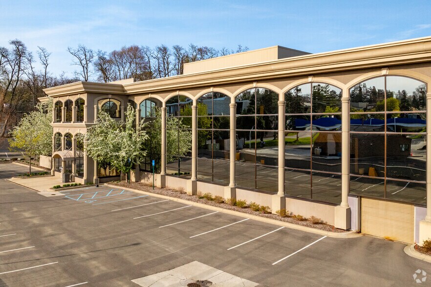 More Photos Of 21 E Long Lake Rd, Bloomfield Hills Office For Lease