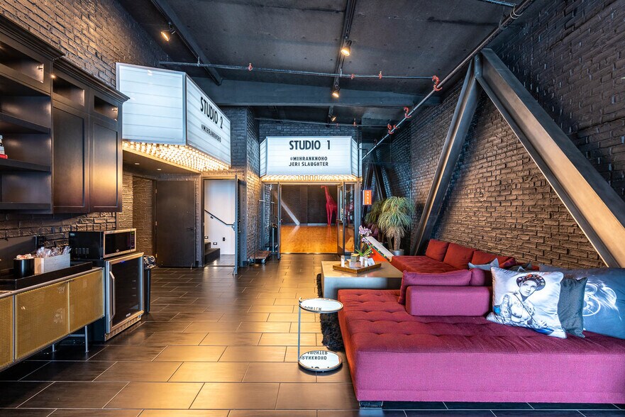 More Photos Of 5437 Satsuma Ave, North Hollywood Warehouse For Lease