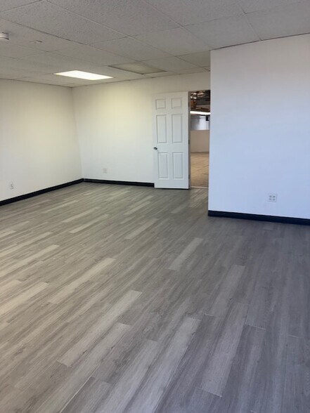 More Photos Of 1590 Foothill Dr, Boulder City Light Distribution For Sale