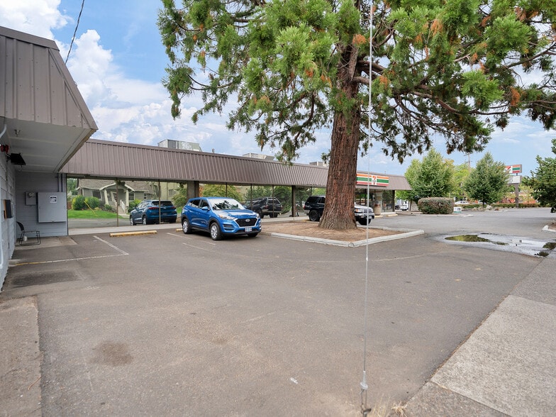 More Photos Of 6130-6144 SE Foster Rd, Portland Freestanding For Lease