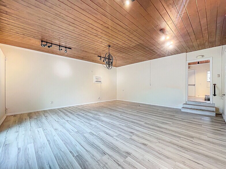 More Photos Of 301 N US Highway 41, Ruskin Office Residential For Lease