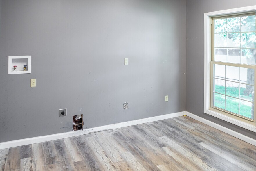 More Photos Of 2504 Veterans Memorial Pky S, Lafayette Office For Sale