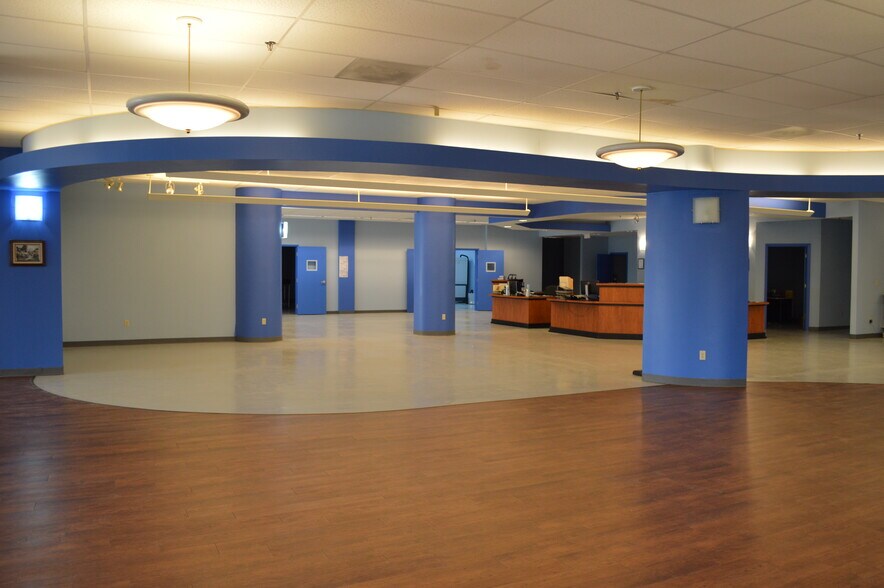 More Photos Of 3777 Winchester Rd, Memphis Showroom For Lease