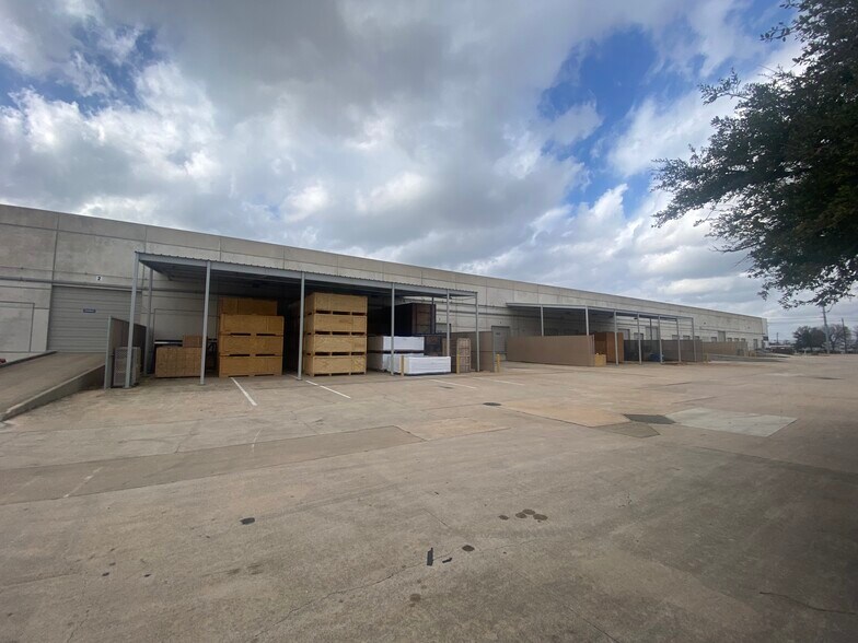More Photos Of 9701 Metric Blvd, Austin Distribution For Lease