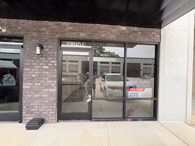 More Photos Of 23645 Gosling Rd, Spring Showroom For Lease