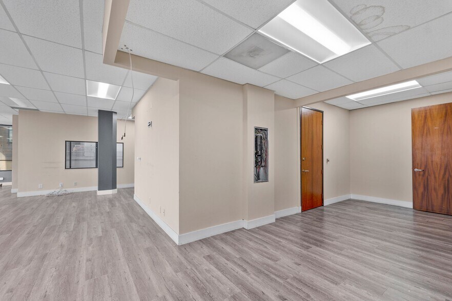 More Photos Of 14546 Hamlin St, Van Nuys Office For Sale
