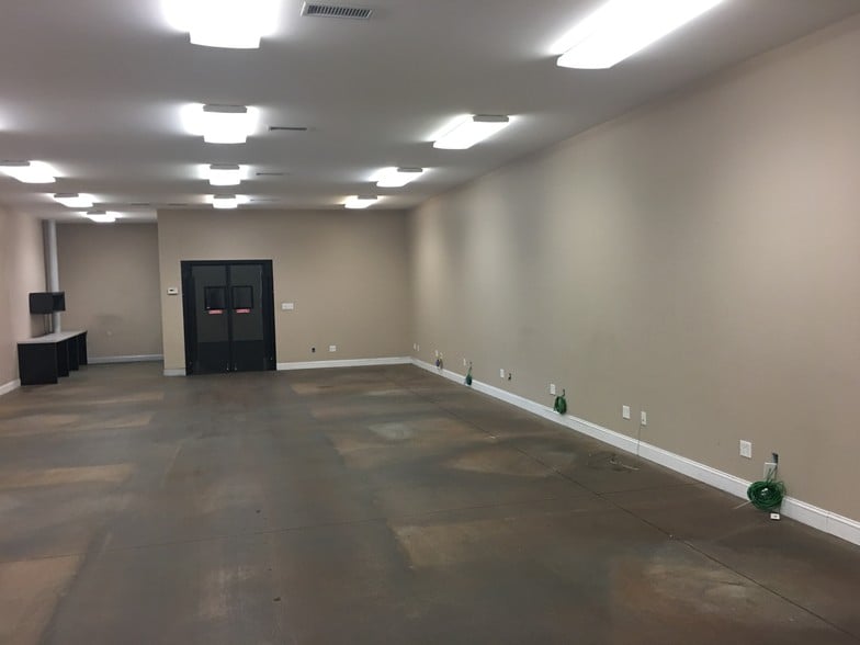 More Photos Of 380 Commerce Blvd, Athens Warehouse For Lease