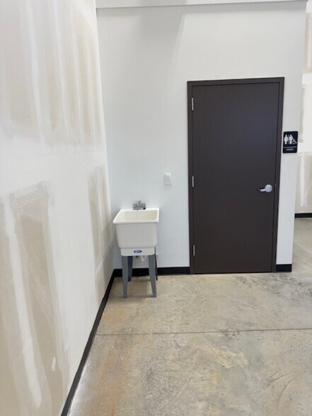 More Photos Of 2550 Atlanta Highway Hwy, Cumming Flex For Lease