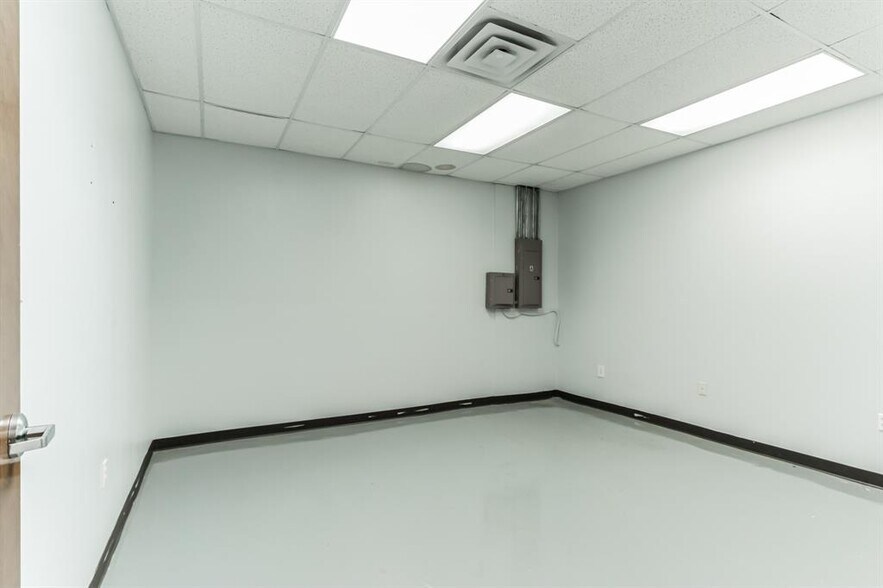 More Photos Of 425 Round Rock West Dr, Round Rock Light Distribution For Lease