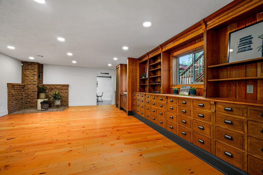 More Photos Of 144 S Main St, Independence Storefront Retail Office For Sale