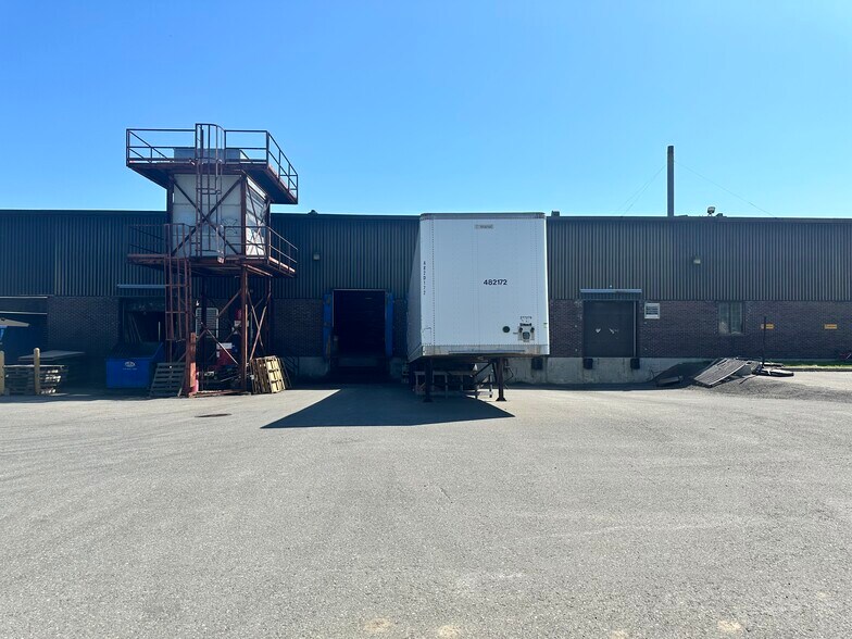 More Photos Of 16791-16821 Boul Hymus, Kirkland Warehouse For Lease