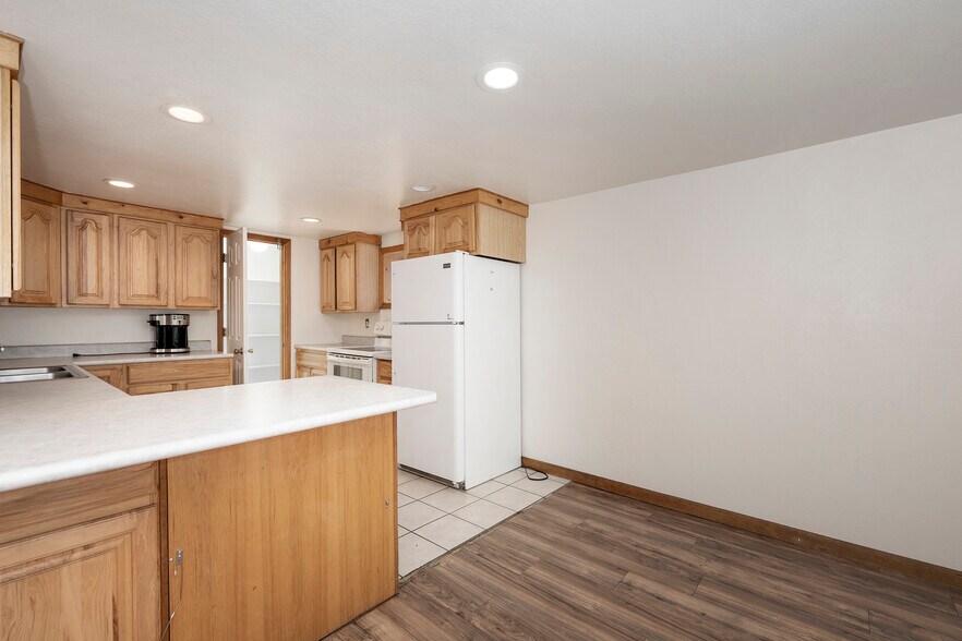 More Photos Of 695 Agate ave, Granby Flex For Sale