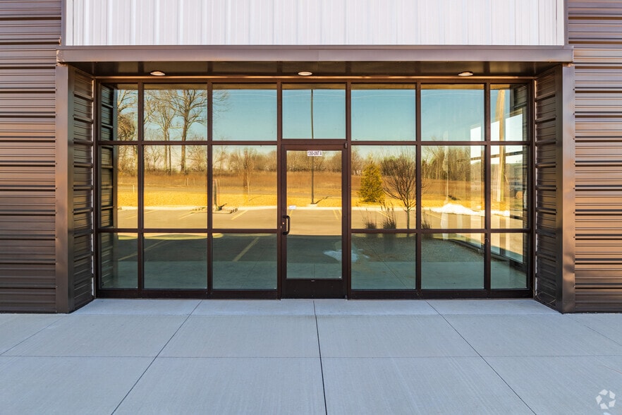 More Photos Of 1350 N Maxine Ave, Nixa Storefront For Lease