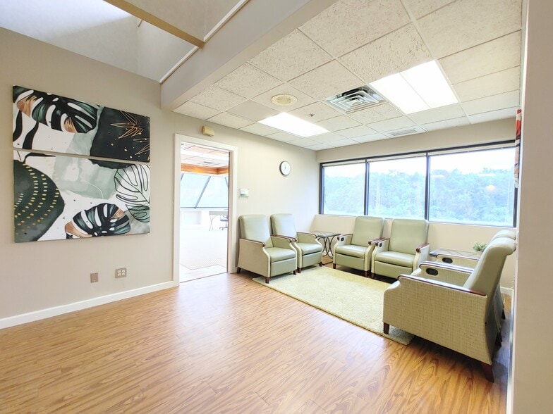 More Photos Of 9000 Cypress Green Dr, Jacksonville Office For Lease