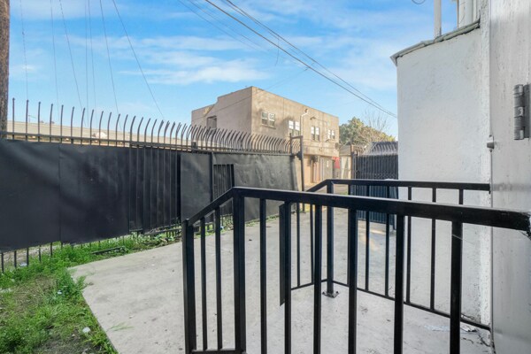 More Photos Of 211 E 55th St, Los Angeles Apartments For Sale
