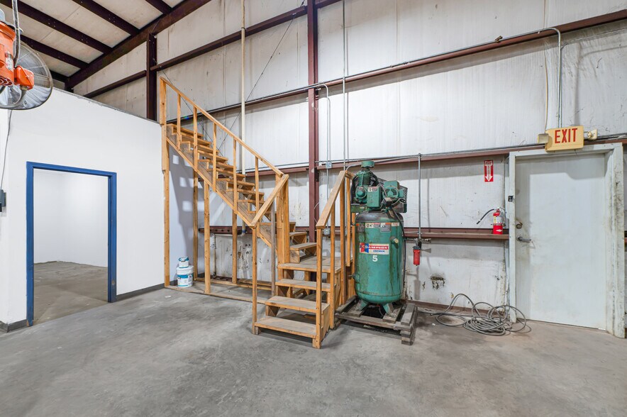 More Photos Of 8621 Antelope Dr, Houston Service For Lease