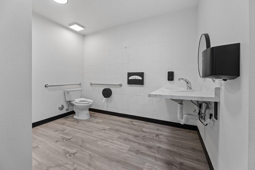 More Photos Of 2008 W Dorothea Ave, Visalia Freestanding For Lease