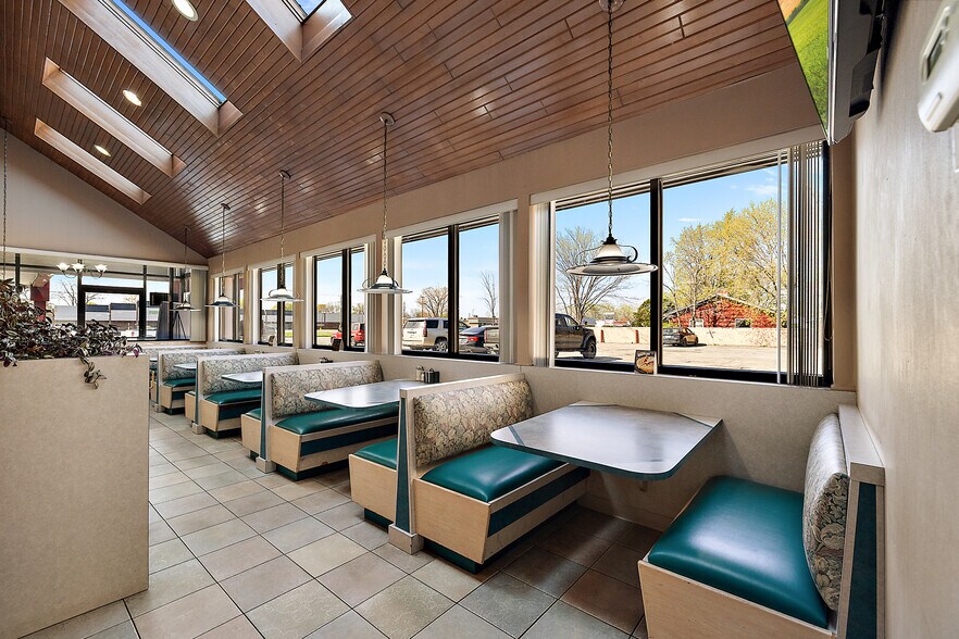 More Photos Of 37116 S Groesbeck Hwy, Clinton Township Restaurant For Sale