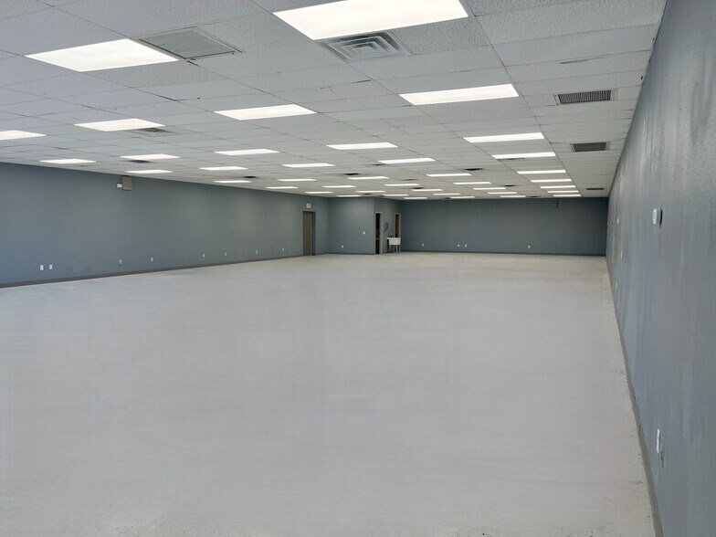 Primary Photo Of 910 S Treadaway Blvd, Abilene Showroom For Lease