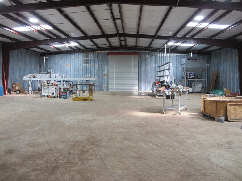 More Photos Of 10141 TX Loop 106, Adkins Showroom For Sale