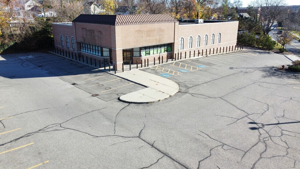 More Photos Of 640 N Milford Rd, Milford Drugstore For Lease