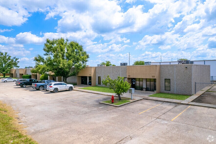 More Photos Of 800 W Rock Creek Rd, Norman Office For Lease